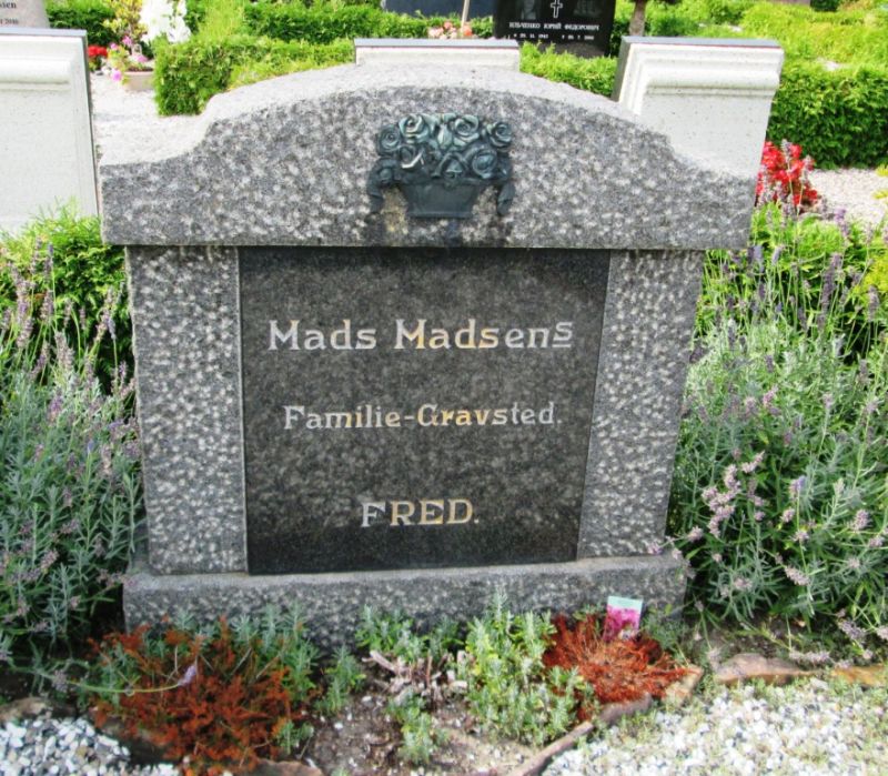 Mads Madsens Familiegravsted .JPG